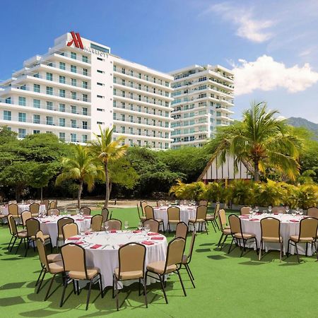 Santa Marta Marriott Resort Playa Dormida Kültér fotó The lawn at the hotel