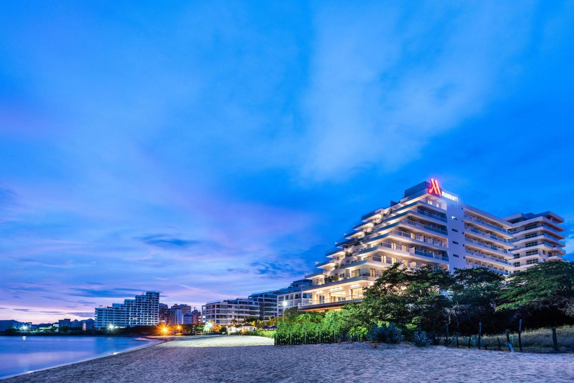 Santa Marta Marriott Resort Playa Dormida Kültér fotó The hotel at night