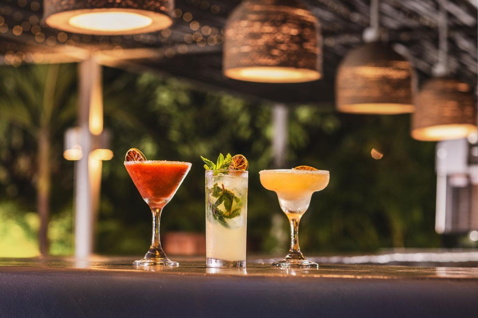 Santa Marta Marriott Resort Playa Dormida Kültér fotó Cocktails at the bar