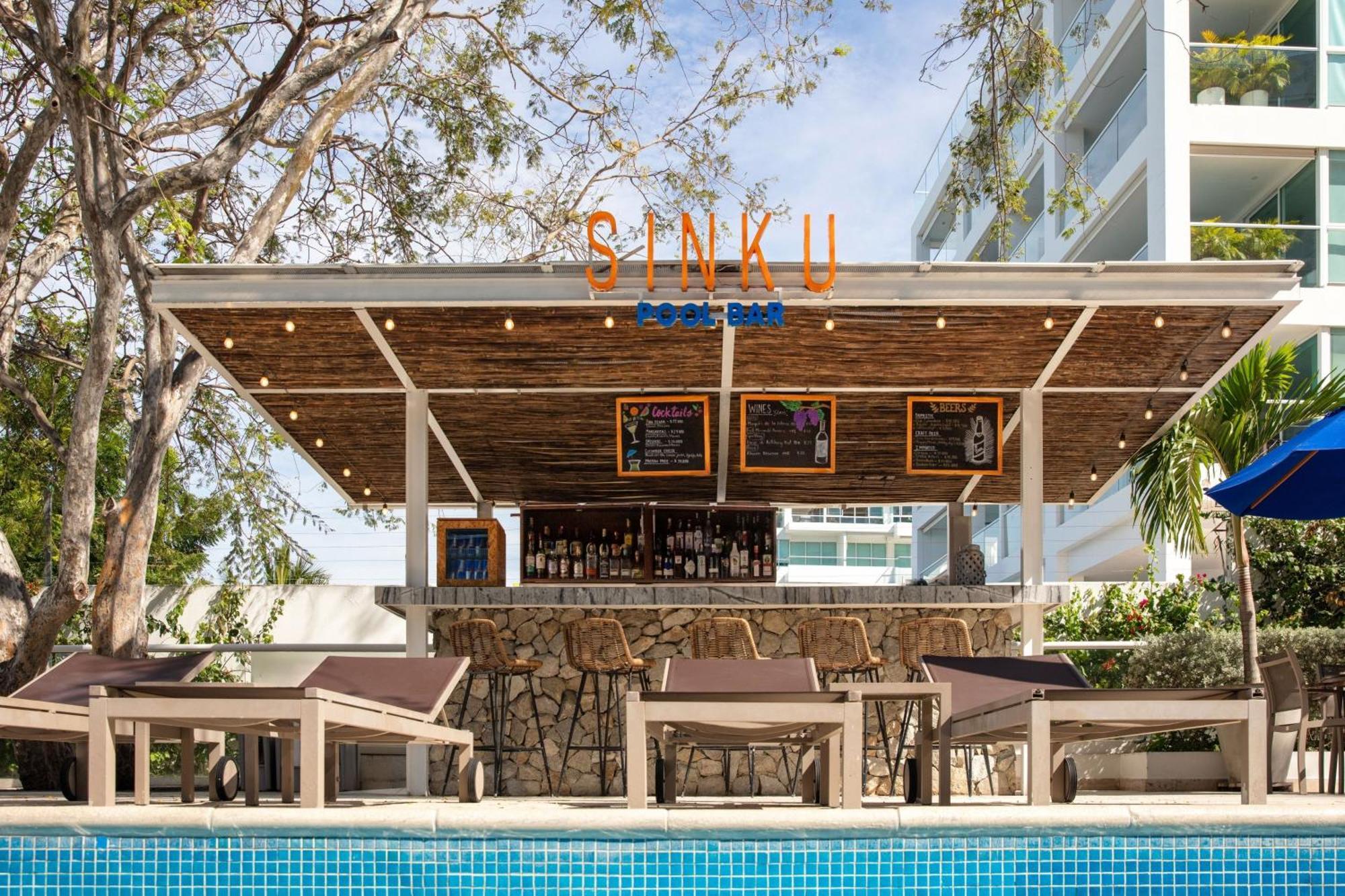 Santa Marta Marriott Resort Playa Dormida Kültér fotó The pool bar at the hotel
