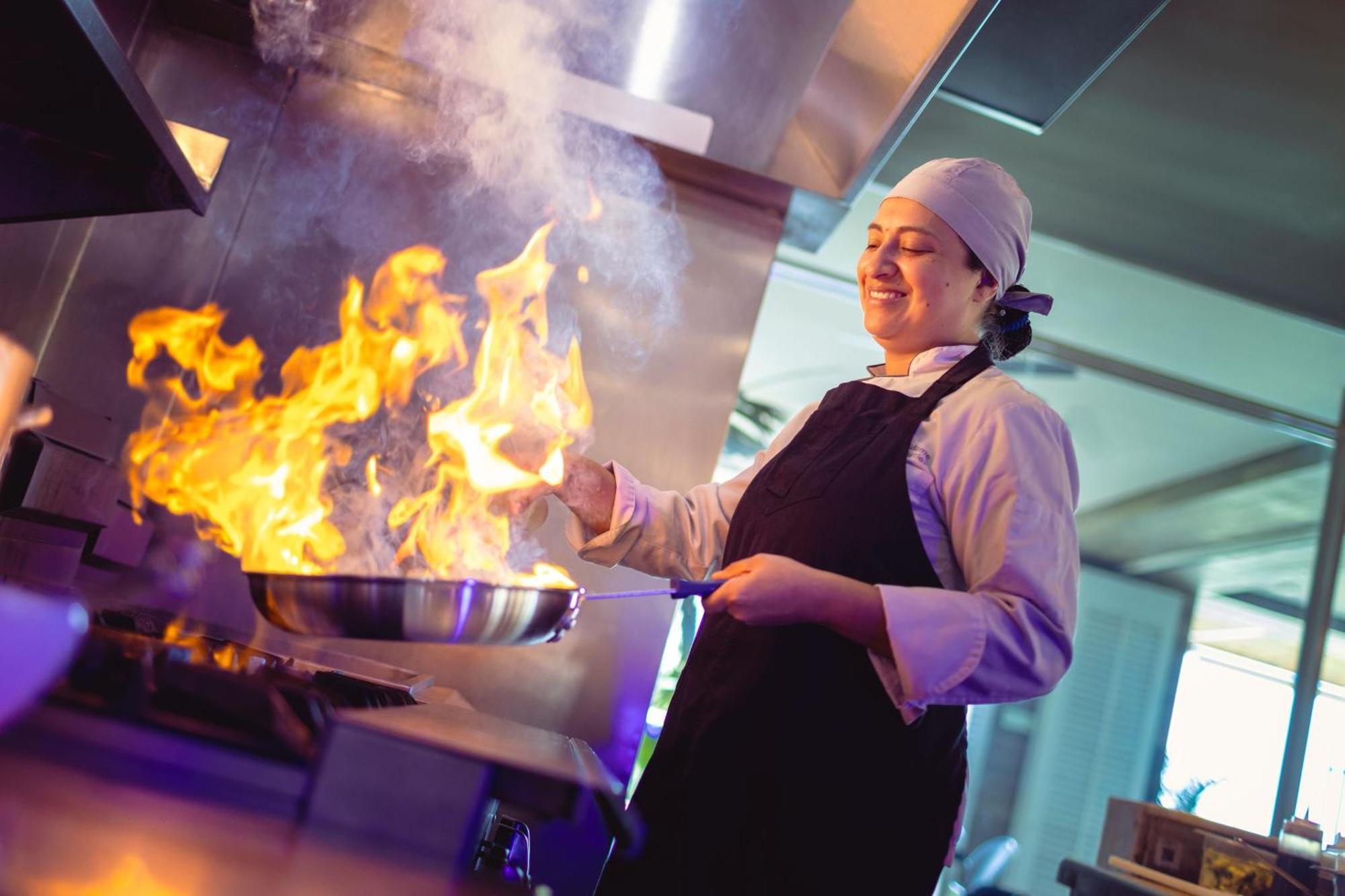 Santa Marta Marriott Resort Playa Dormida Kültér fotó A chef cooking with a flaming skillet