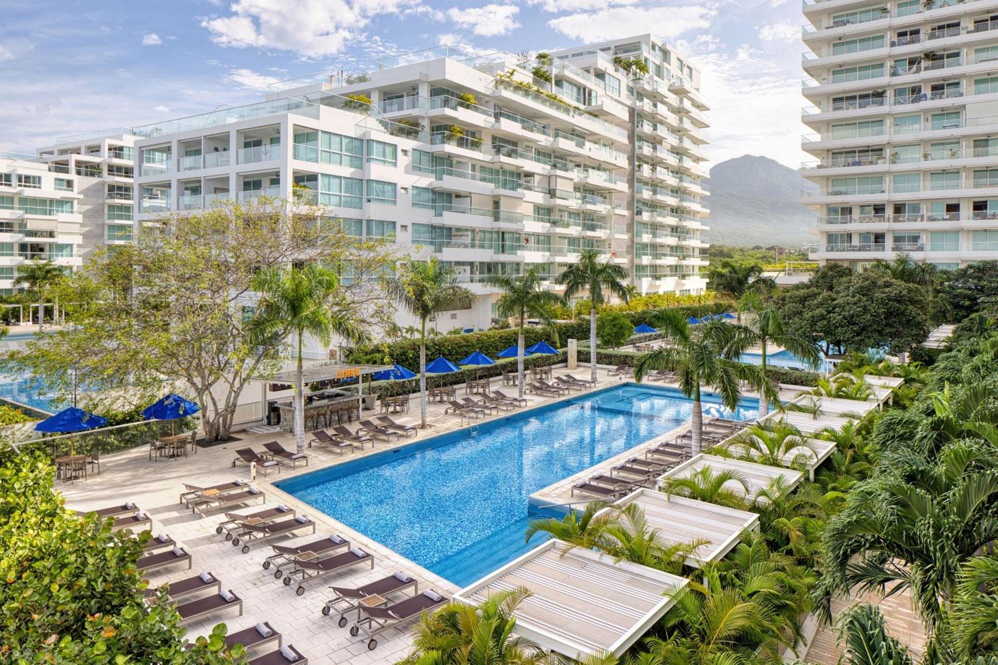 Santa Marta Marriott Resort Playa Dormida Kültér fotó The swimming pool at the hotel