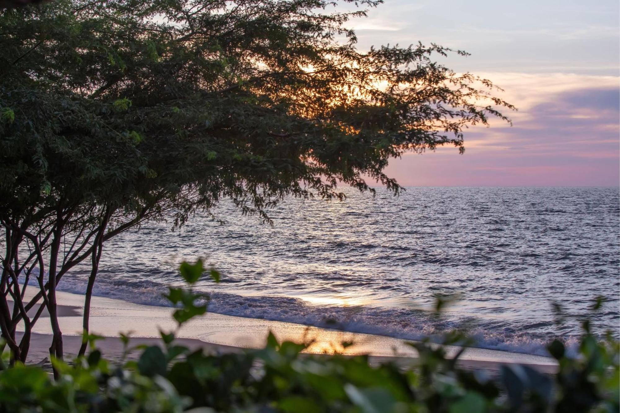 Santa Marta Marriott Resort Playa Dormida Kültér fotó Sunset at the beach