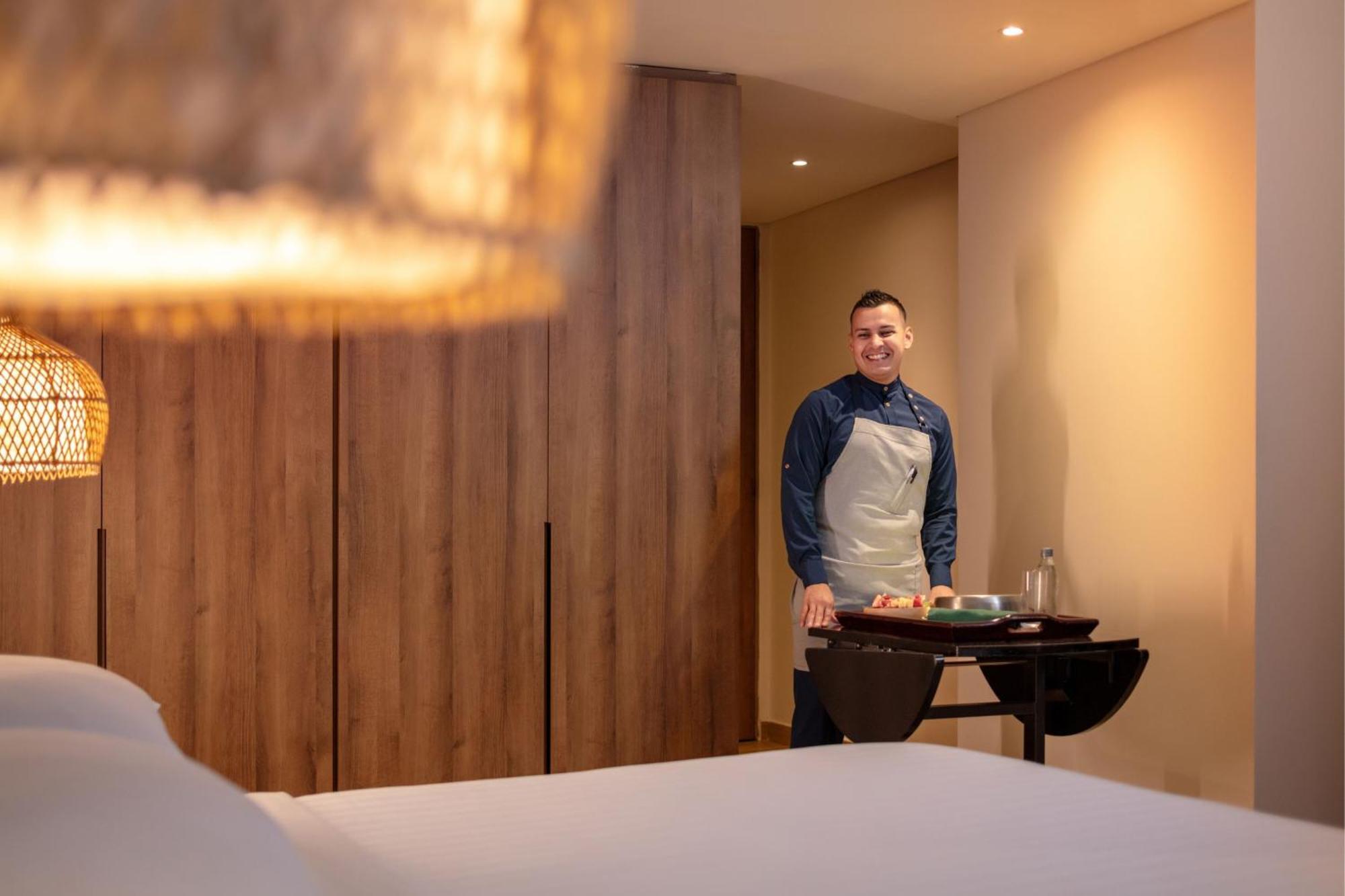 Santa Marta Marriott Resort Playa Dormida Kültér fotó A butler at the Mandarin Oriental, Munich