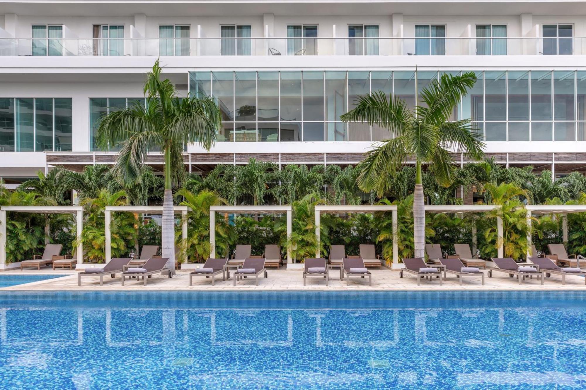 Santa Marta Marriott Resort Playa Dormida Kültér fotó The swimming pool at the hotel