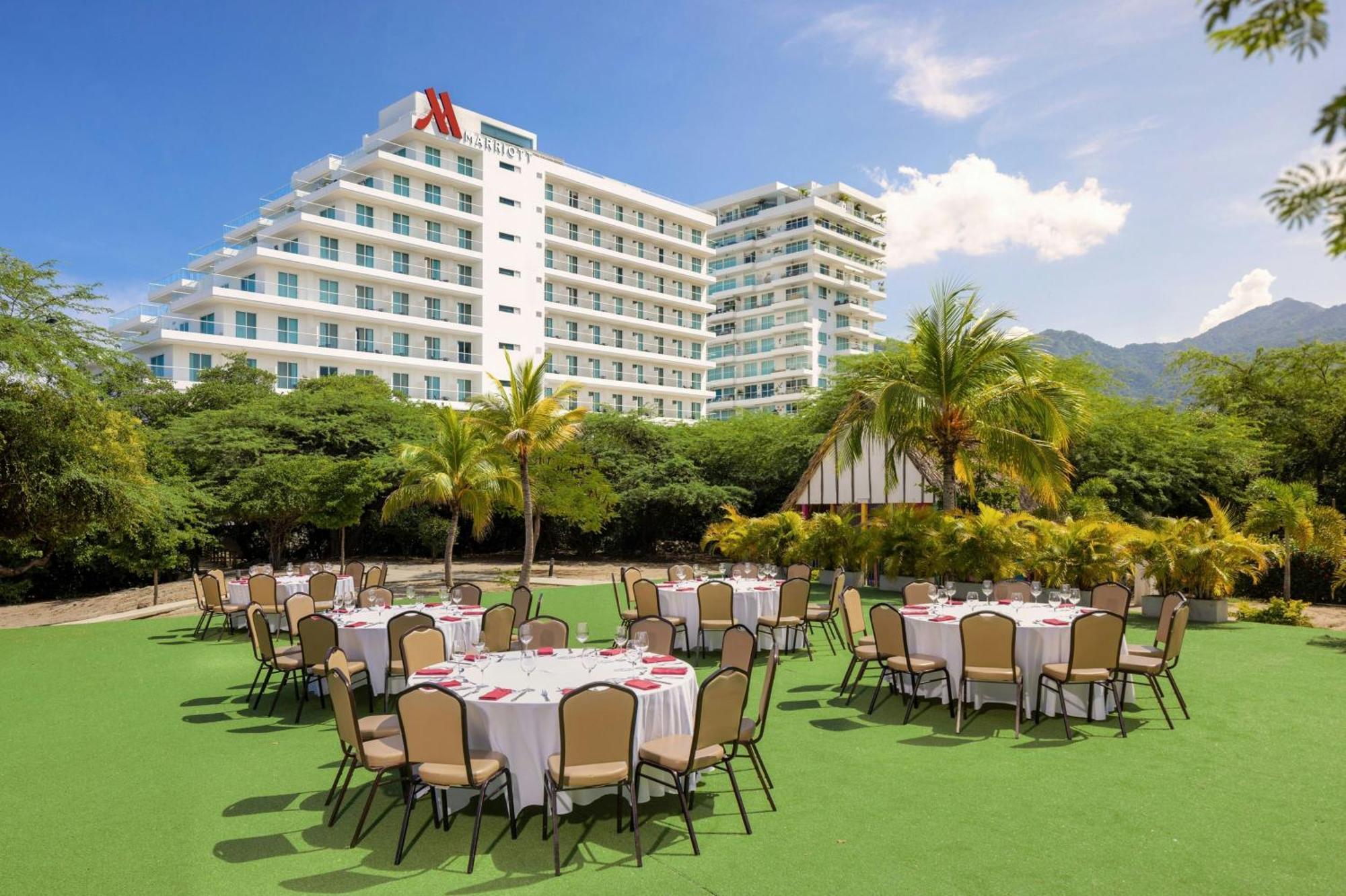 Santa Marta Marriott Resort Playa Dormida Kültér fotó The lawn at the hotel