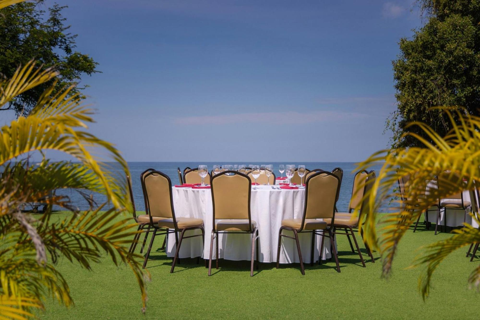 Santa Marta Marriott Resort Playa Dormida Kültér fotó The lawn at the hotel