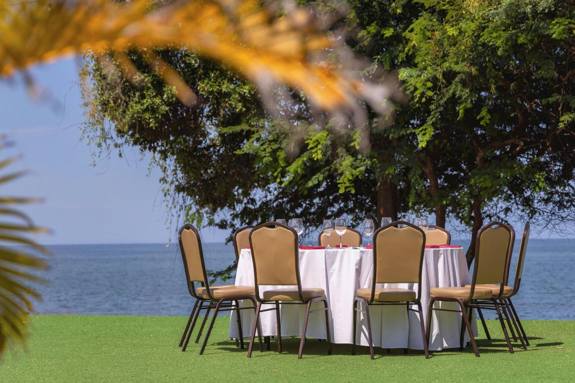 Santa Marta Marriott Resort Playa Dormida Kültér fotó The lawn at the hotel